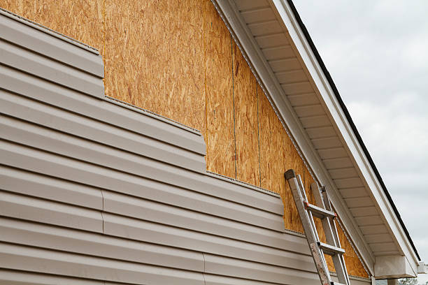 Professional Vinyl Siding technician working in Carle Place, NY